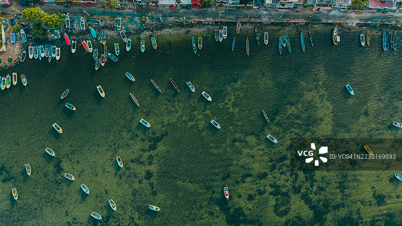 斯里兰卡贾夫纳海岸线停泊的五彩斑斓的船只鸟瞰图图片素材