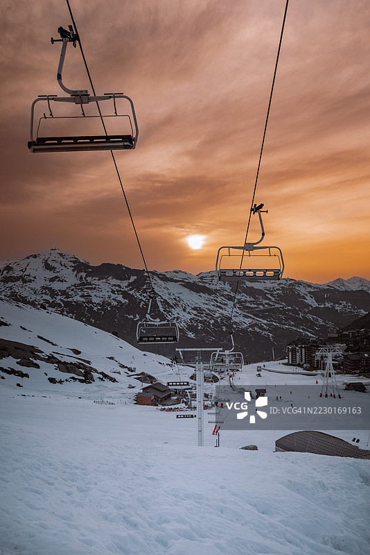 法国瓦尔托伦的日落滑雪缆车图片素材