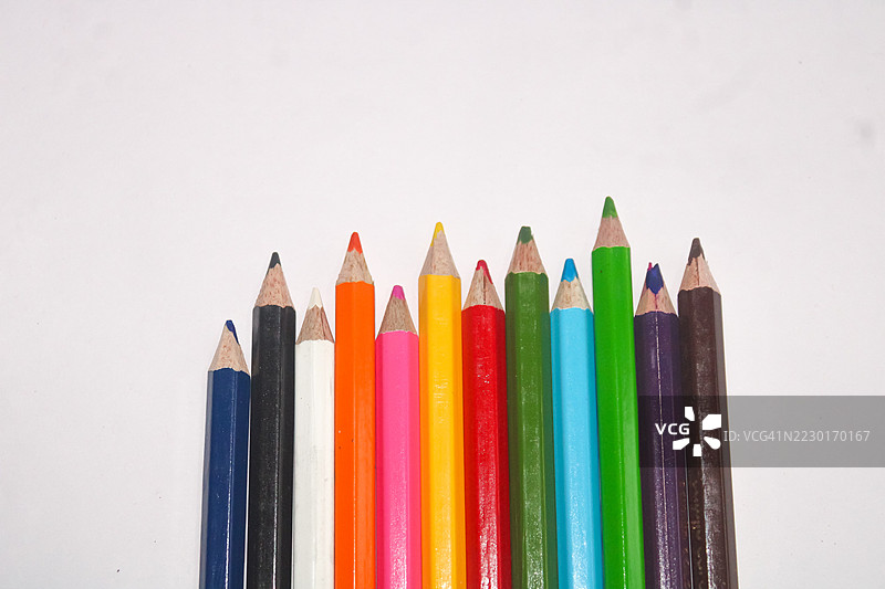 五颜六色的铅笔整齐排列在白色背景上图片素材