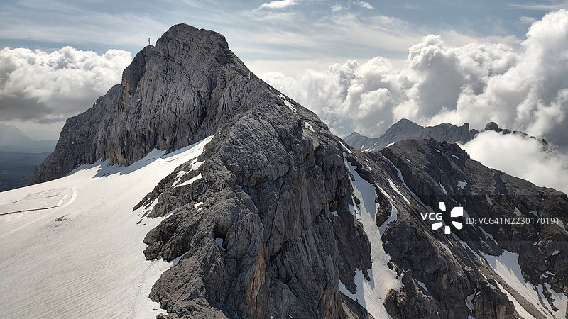 雄伟的雪山峰与云朵图片素材