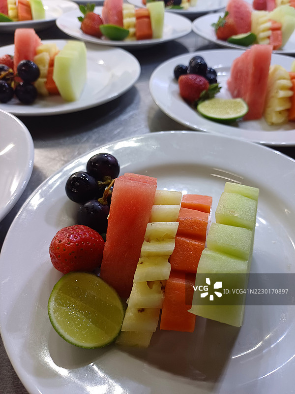 各种新鲜水果切片放在盘子上图片素材