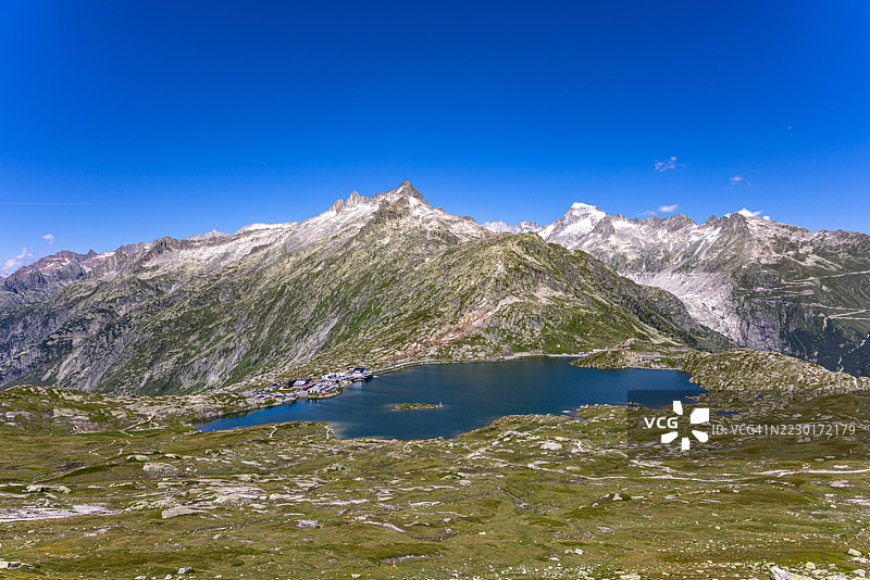瑞士格林梅尔山口的美丽景色，阿尔卑斯湖与山脉相映成趣图片素材
