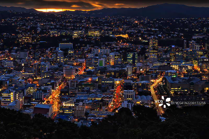 黄昏时分的新西兰灯光城市景观图片素材