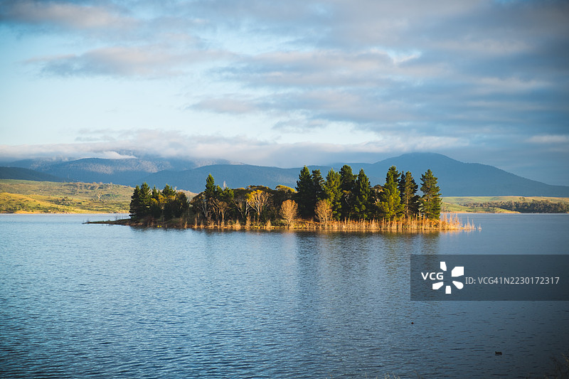 宁静的岛屿被平静的水域和山脉环绕，澳大利亚图片素材