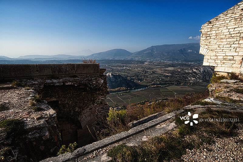 意大利蒙特堡垒俯瞰山谷的美景图片素材