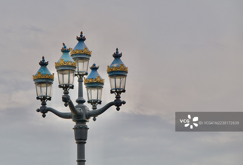 装饰华丽的街灯与多云的天空，法国图卢兹图片素材