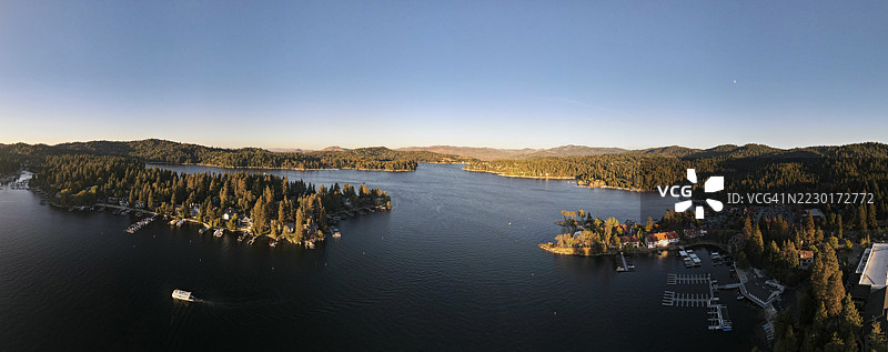 日落时分的箭头湖鸟瞰图图片素材