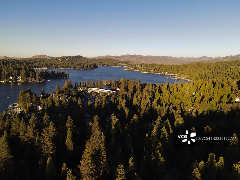 金色时光下被森林环绕的湖泊美景图片素材