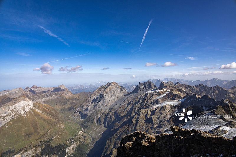 瑞士恩根贝格下的雄伟阿尔卑斯山脉与晴朗蓝天图片素材