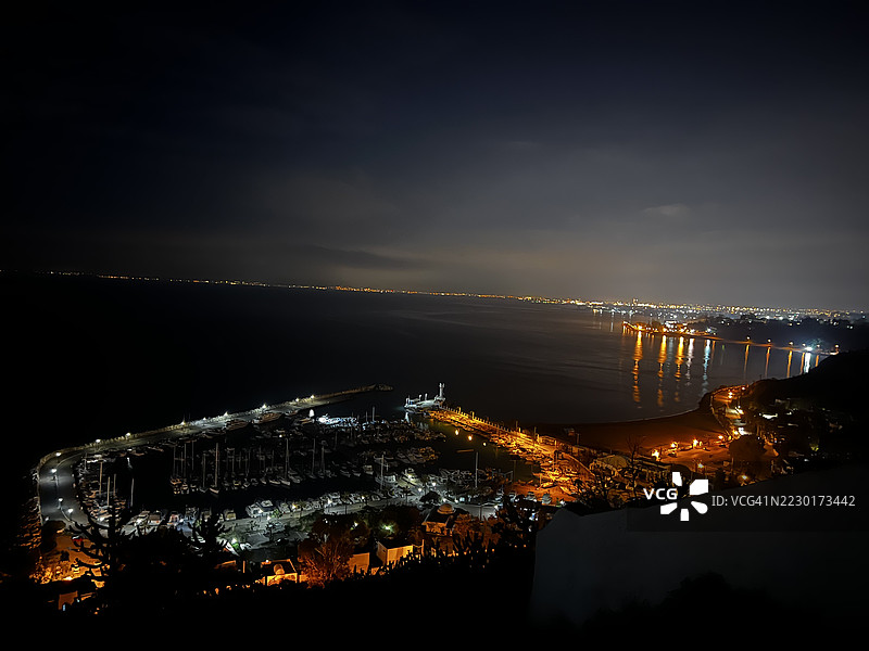 突尼斯的码头和城市灯光夜景图片素材