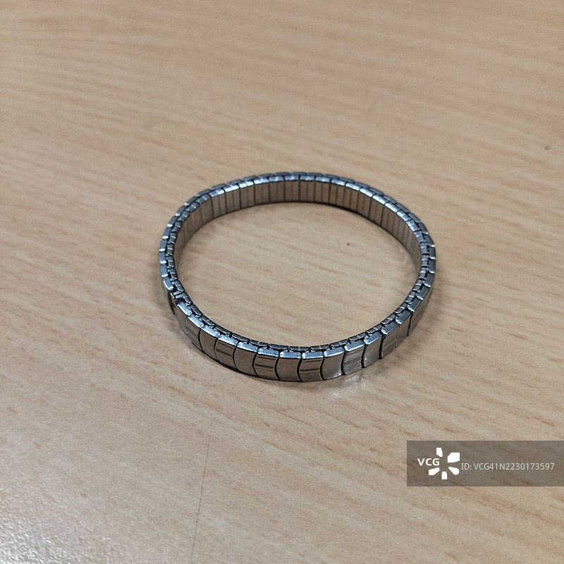 木桌上的银手链图片素材