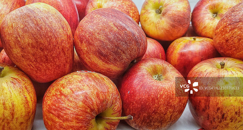新鲜采摘的红色和黄色苹果图片素材