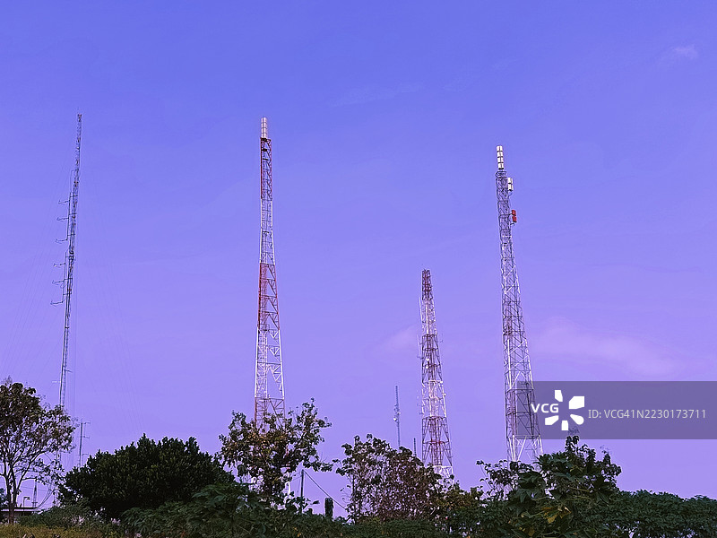 印尼的通信塔与生动的蓝天相映成趣图片素材