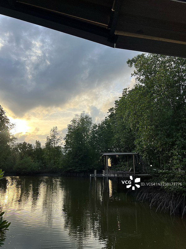 日落时分宁静的河流场景与木栈道图片素材