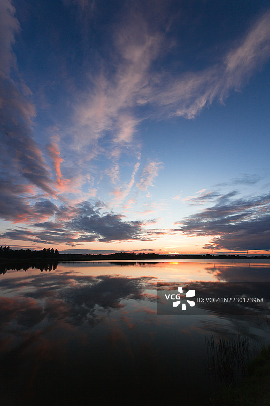 宁静的日落映照在波兰西德尔采的湖面上图片素材