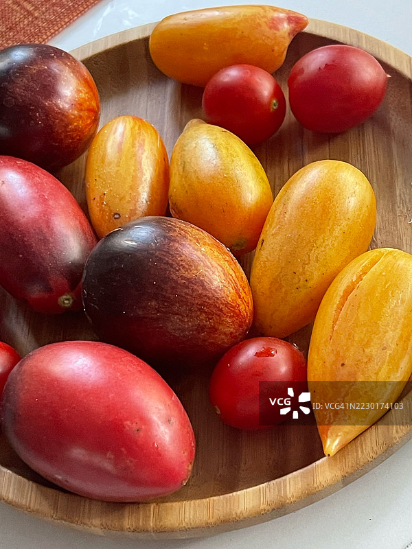 各种传家宝番茄放在木碗中图片素材