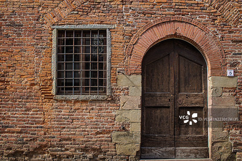 托斯卡纳，比萨，意大利的乡村砖墙和木门图片素材