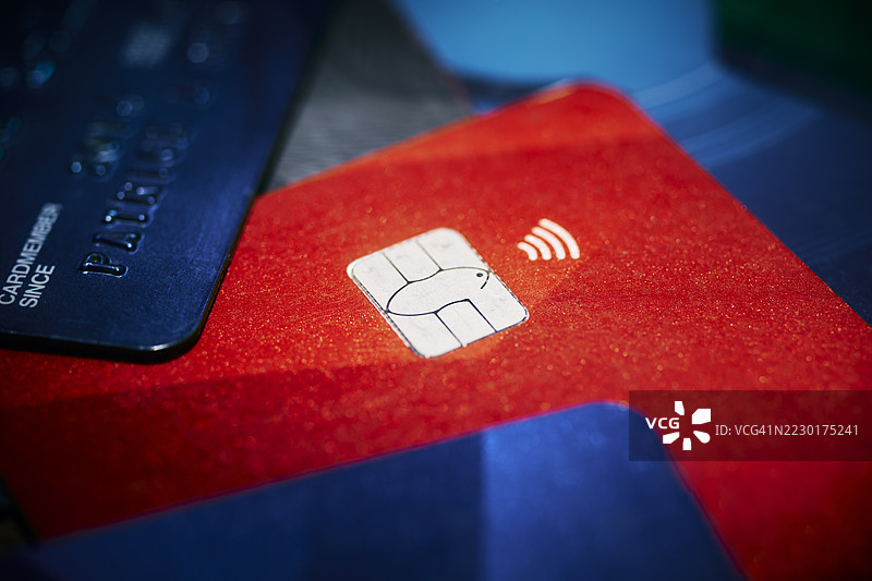 嵌入信用卡或借记卡中的计算机芯片图片素材
