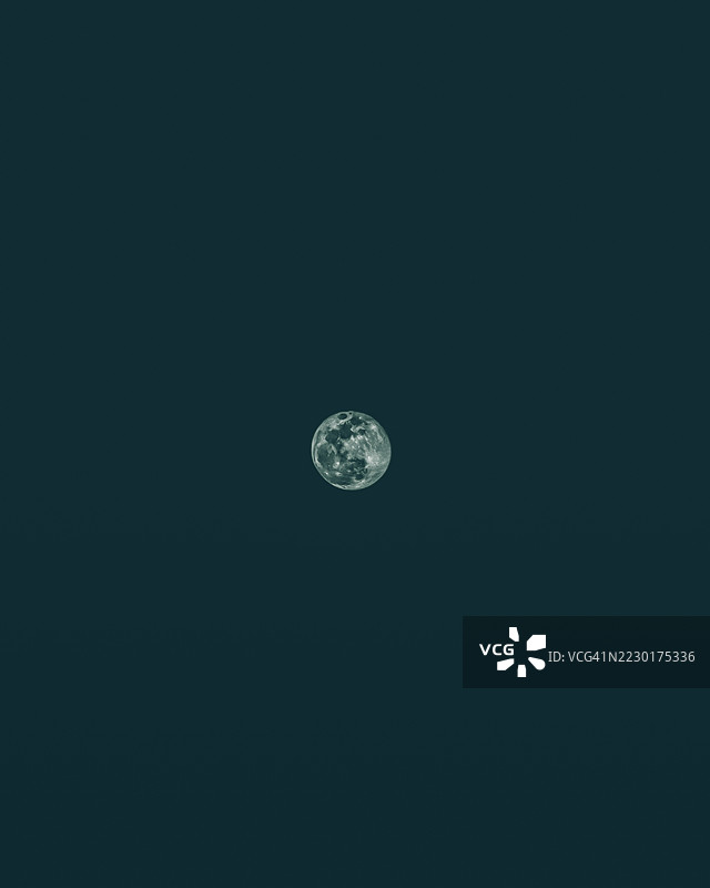 黑夜天空中的满月图片素材
