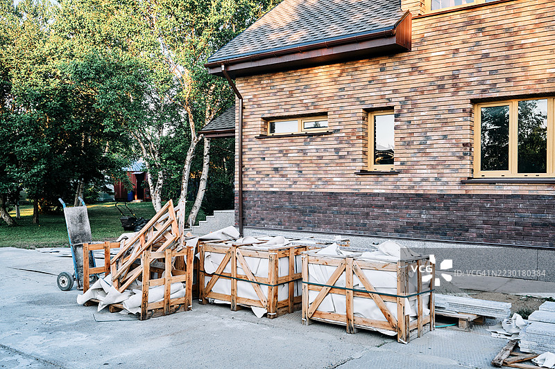 建造或修理房屋。房屋附近的建筑材料。图片素材