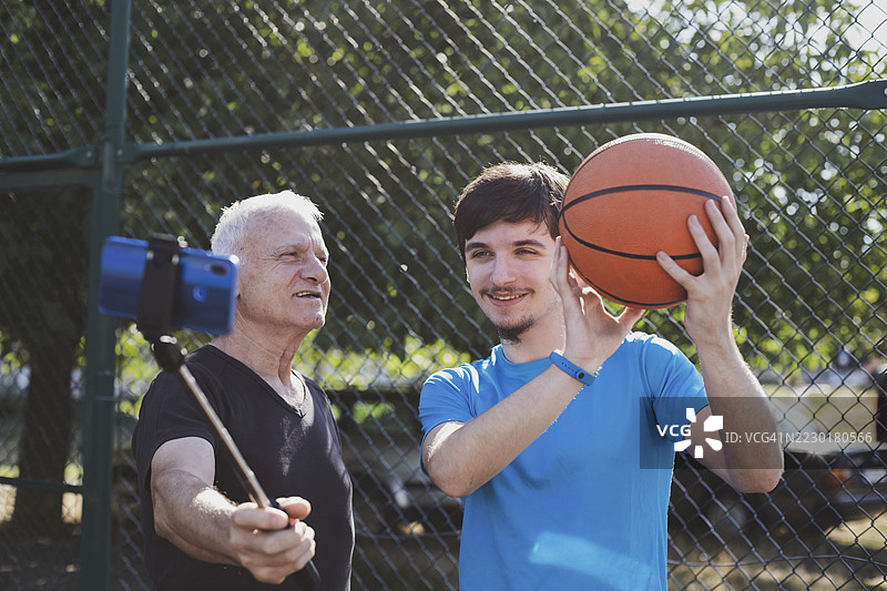 练习后录制家庭篮球视频日志图片素材