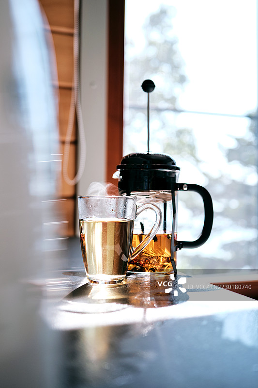 透明杯装着香气四溢的绿茶。图片素材