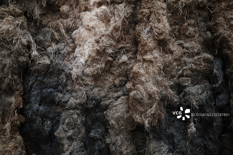 棕色、灰色和黑色的天然纤维形成了一个抽象背景图片素材