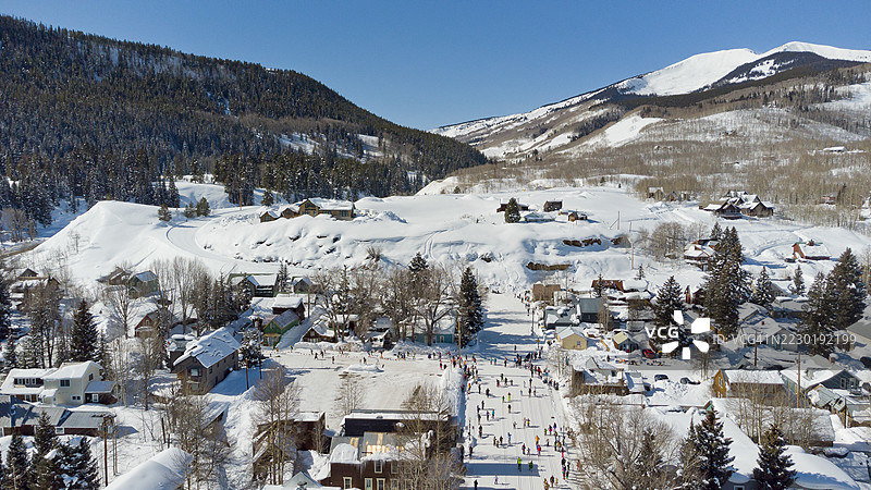 美国西部小镇的越野滑雪图片素材