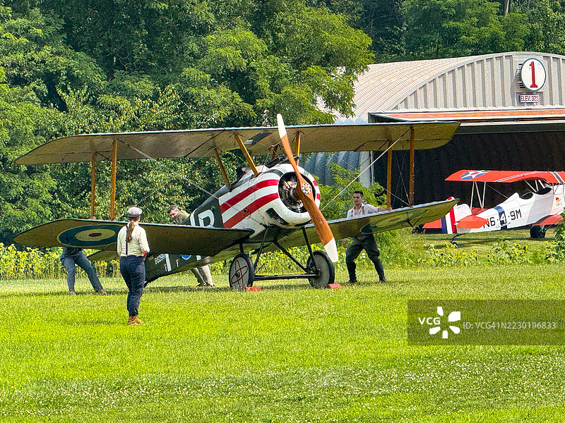 人们在老莱茵贝克航空博物馆为索普威斯骆驼式双翼飞机准备起飞图片素材
