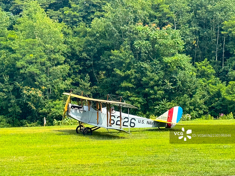 历史悠久的美国海军双翼飞机从老莱茵贝克机场起飞图片素材
