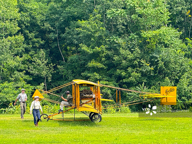 人们在老莱茵贝克航空博物馆为1911年库尔蒂斯推进者D型飞机准备起飞图片素材