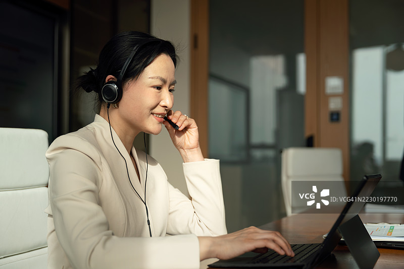 商务人士通过视频会议进行商务谈判图片素材