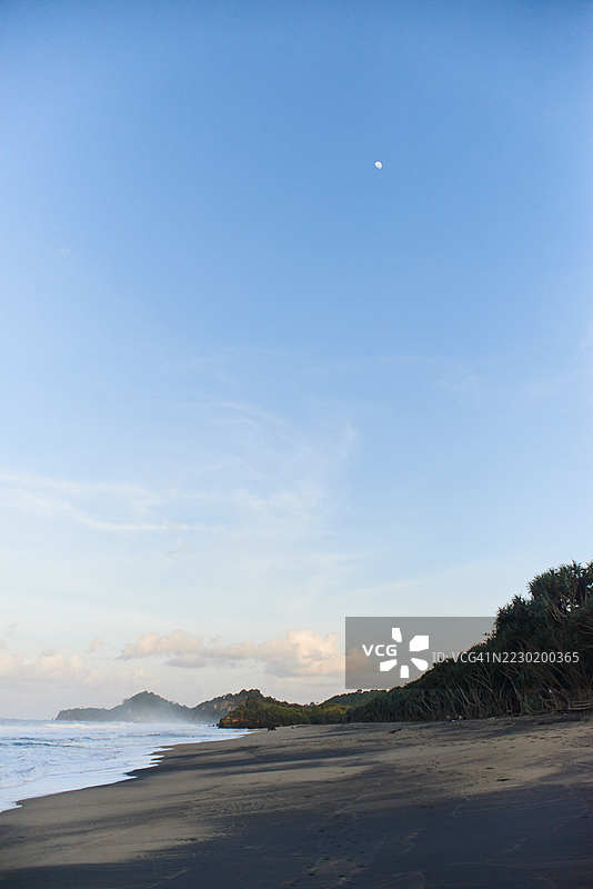宁静的海滩风景与月亮图片素材
