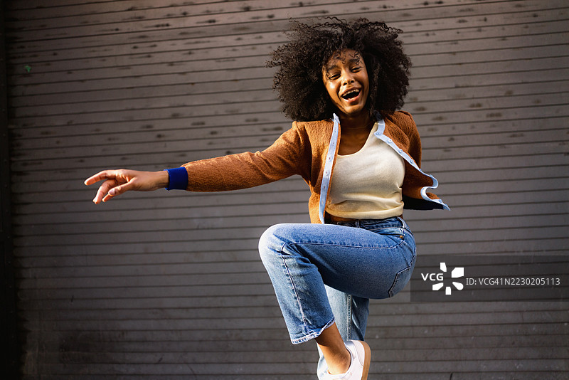 年轻时尚的女性在跳跃并享受乐趣图片素材