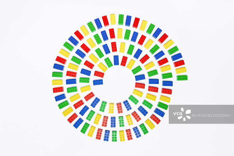 螺旋形状的彩色积木图片素材