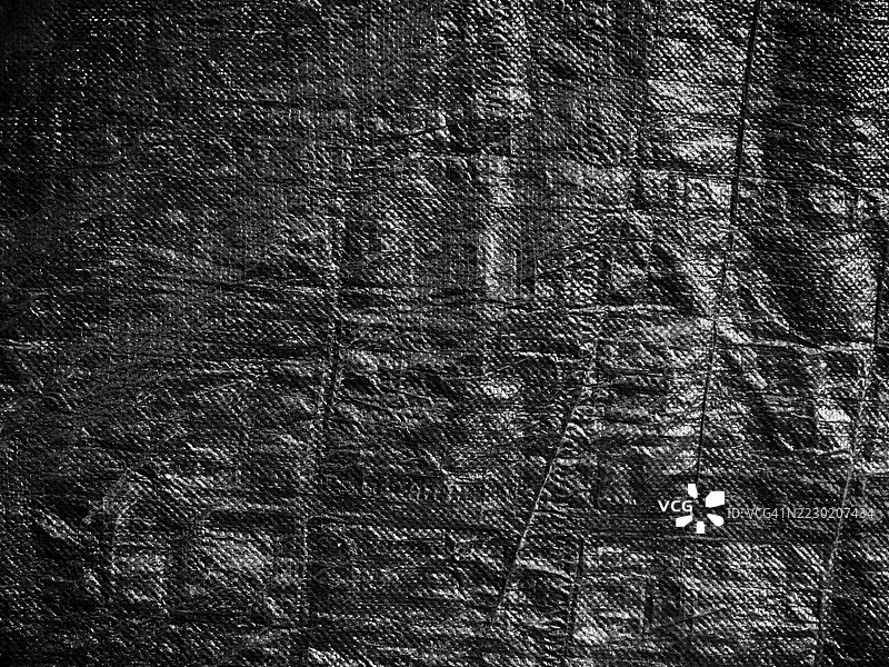 法国上萨瓦省埃维昂莱班一张揉皱的黑色塑料防水布。粗糙的纹理。阳光与阴影。黑白。全画幅 4:3图片素材