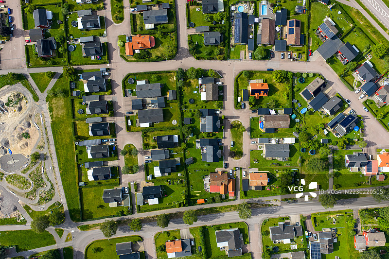瑞典郊区住宅区的鸟瞰图，展示独立住宅和花园图片素材