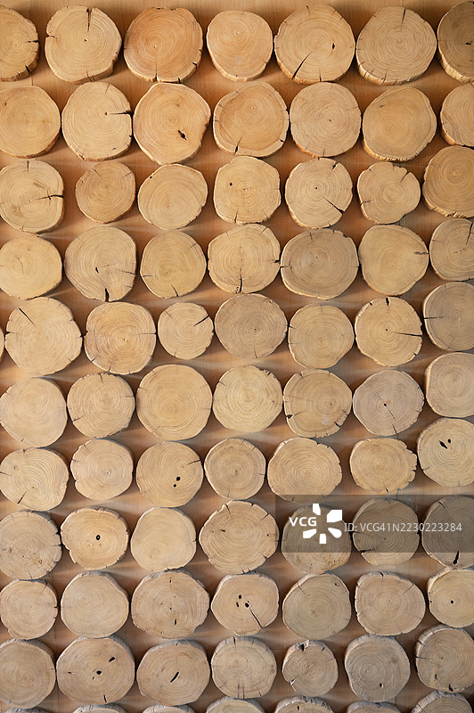 棕色木质圆形块墙壁纹理的全景拍摄图片素材