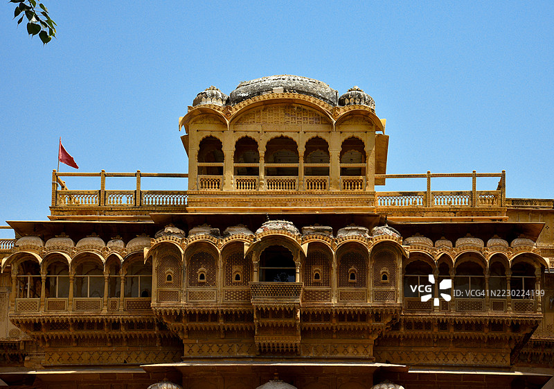 印度拉贾斯坦邦杰沙梅尔堡王宫的雕刻拱门和贾罗卡图片素材
