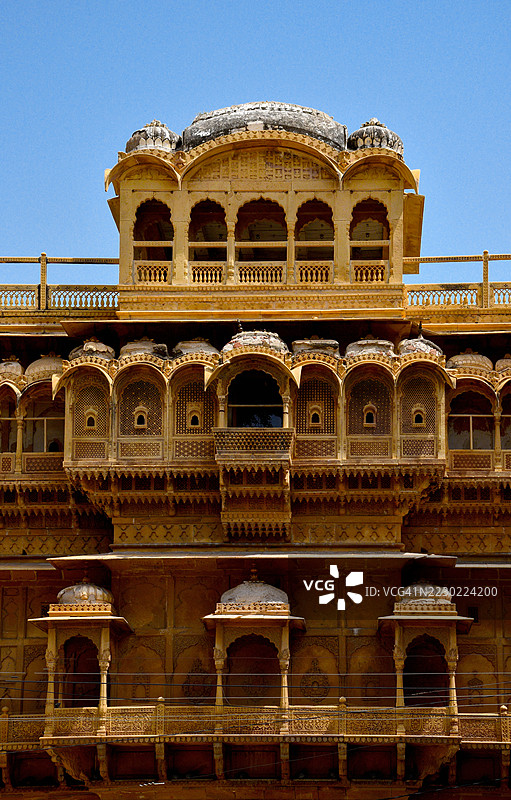 印度拉贾斯坦邦杰沙梅尔堡王宫的雕刻拱门和贾罗卡图片素材
