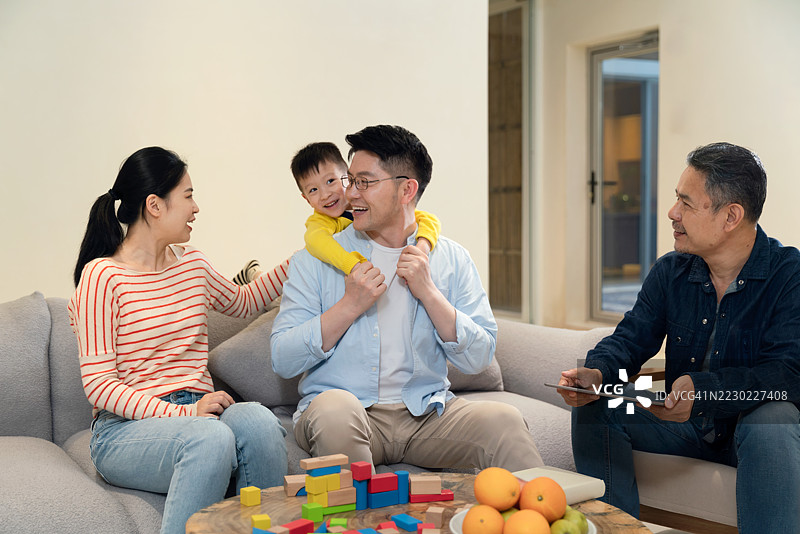 亚洲幸福家庭在客厅里享受时光。图片素材