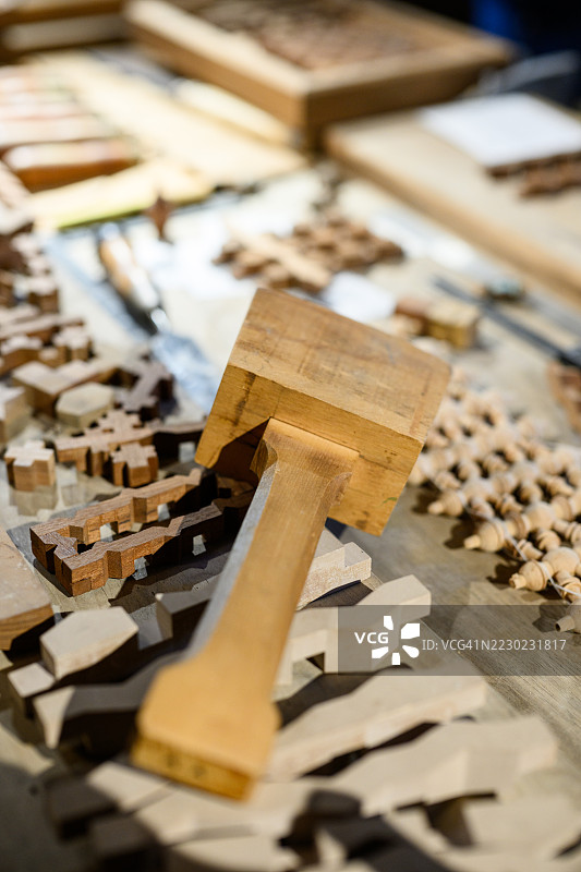 阿拉伯工艺工作台上的木槌和雕刻的格子件，选择性对焦图片素材