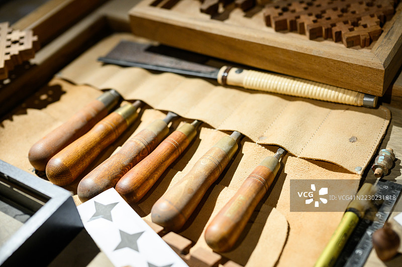 一套带木柄的凿子摆放在中东木工工作室的工匠工作台上图片素材