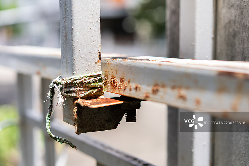 家门是一个破旧的、带有锈迹的风格。图片素材