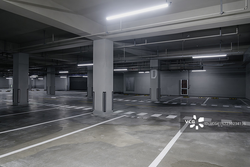 购物中心的地下停车场图片素材