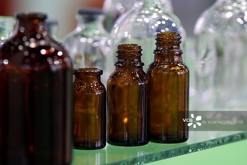 现代实验室中的玻璃小瓶图片素材