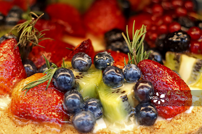 乡村风味的浆果和猕猴桃塔，点缀迷迭香图片素材
