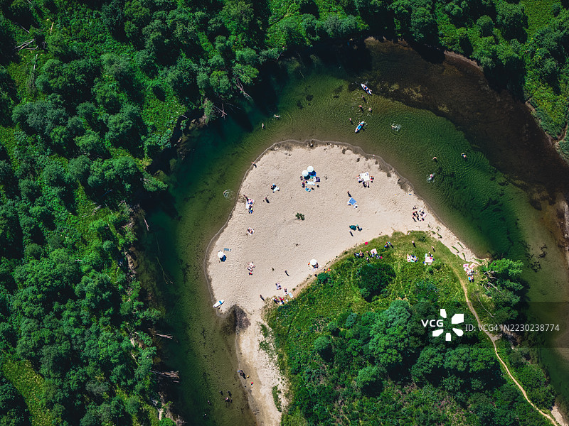 瑞典布鲁克斯瓦尔纳附近的吕斯南河蜿蜒的鸟瞰图图片素材