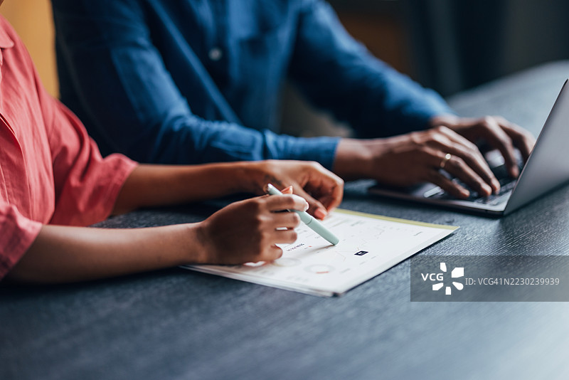 现代办公室环境中的数据分析团队协作图片素材