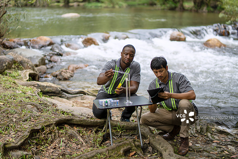 一位环保主义者和一位工程师在运河边合作。图片素材